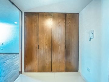 CASA EN VENTA CON RECÁMARA EN PLANTA BAJA EN LOMAS DE ANGELÓPOLIS III.