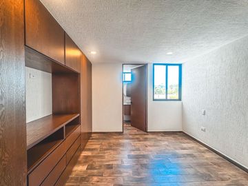 CASA EN VENTA CON RECÁMARA EN PLANTA BAJA EN LOMAS DE ANGELÓPOLIS III.