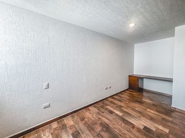 CASA EN VENTA CON RECÁMARA EN PLANTA BAJA EN LOMAS DE ANGELÓPOLIS III.