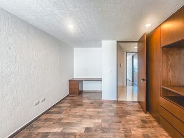 CASA EN VENTA CON RECÁMARA EN PLANTA BAJA EN LOMAS DE ANGELÓPOLIS III.