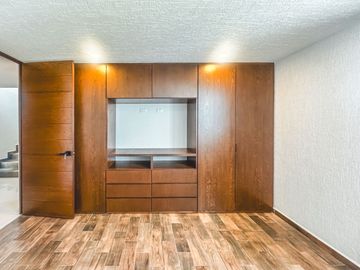 CASA EN VENTA CON RECÁMARA EN PLANTA BAJA EN LOMAS DE ANGELÓPOLIS III.