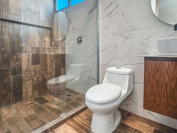 CASA EN VENTA CON RECÁMARA EN PLANTA BAJA EN LOMAS DE ANGELÓPOLIS III.
