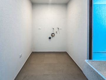 CASA EN VENTA CON RECÁMARA EN PLANTA BAJA EN LOMAS DE ANGELÓPOLIS III.