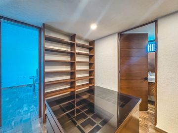 CASA EN VENTA CON RECÁMARA EN PLANTA BAJA EN LOMAS DE ANGELÓPOLIS III.