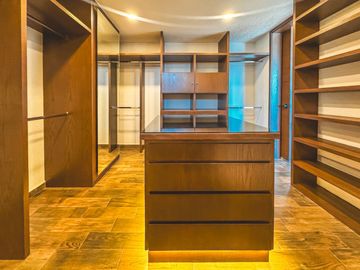 CASA EN VENTA CON RECÁMARA EN PLANTA BAJA EN LOMAS DE ANGELÓPOLIS III.