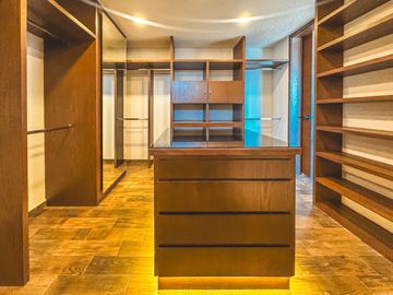 CASA EN VENTA CON RECÁMARA EN PLANTA BAJA EN LOMAS DE ANGELÓPOLIS III.