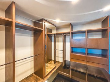 CASA EN VENTA CON RECÁMARA EN PLANTA BAJA EN LOMAS DE ANGELÓPOLIS III.