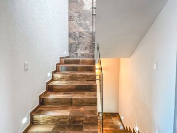 CASA EN VENTA CON RECÁMARA EN PLANTA BAJA EN LOMAS DE ANGELÓPOLIS III.