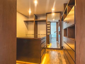CASA EN VENTA CON RECÁMARA EN PLANTA BAJA EN LOMAS DE ANGELÓPOLIS III.