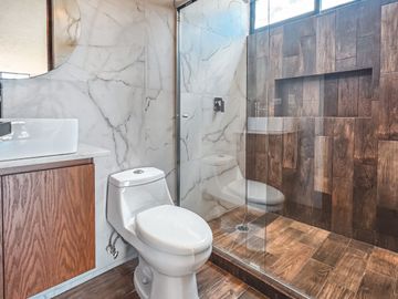 CASA EN VENTA CON RECÁMARA EN PLANTA BAJA EN LOMAS DE ANGELÓPOLIS III.