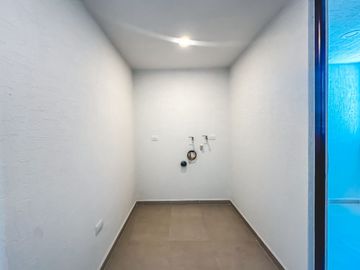 CASA EN VENTA CON RECÁMARA EN PLANTA BAJA EN LOMAS DE ANGELÓPOLIS III.