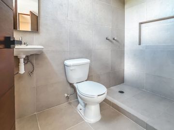 CASA EN VENTA CON RECÁMARA EN PLANTA BAJA EN LOMAS DE ANGELÓPOLIS III.