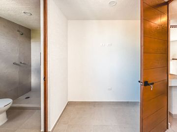CASA EN VENTA CON RECÁMARA EN PLANTA BAJA EN LOMAS DE ANGELÓPOLIS III.