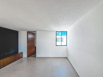 CASA EN VENTA CON RECÁMARA EN PLANTA BAJA EN LOMAS DE ANGELÓPOLIS III.