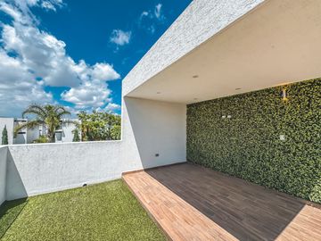 CASA EN VENTA CON RECÁMARA EN PLANTA BAJA EN LOMAS DE ANGELÓPOLIS III.