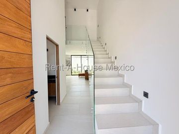 VENTA. Zibatá - Casa con 3 recámaras y amenidades