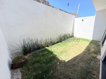 VENTA. Zibatá - Casa con 3 recámaras y amenidades