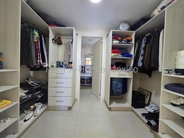 VENTA - Zibatá. Casa con sala de TV, 3 recámaras, estudio, oficina