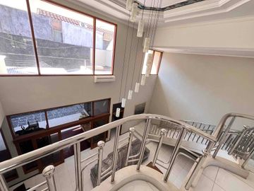 Disewakan rumah 2 lantai siap huni, tipe modern 4BR!
