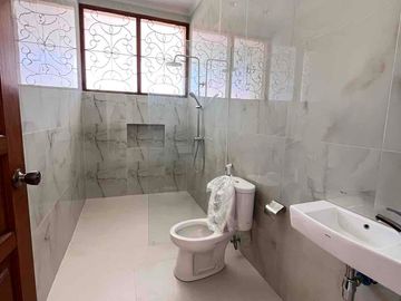 Disewakan rumah 2 lantai siap huni, tipe modern 4BR!