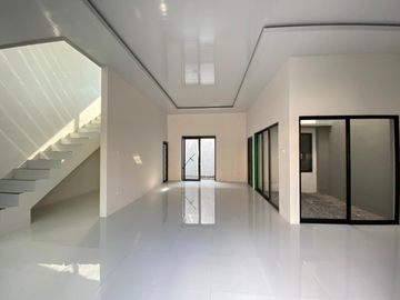 Rumah Mewah Di Solo Baru lokasi tepi Jl Raya Djlopo gedangan Sukoharjo