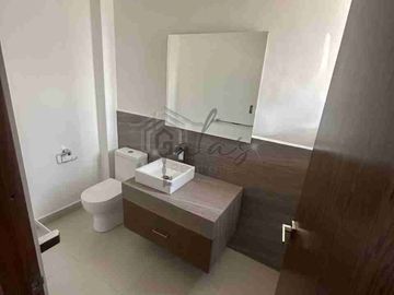 RENTA O VENTA, EXCLUSIVA RESIDENCIA FRENTE A LA UFD!!