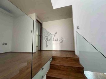 RENTA O VENTA, EXCLUSIVA RESIDENCIA FRENTE A LA UFD!!