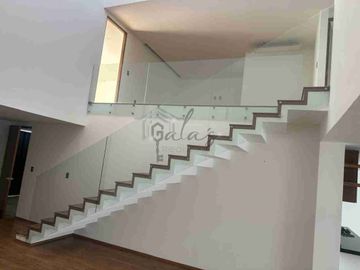 RENTA O VENTA, EXCLUSIVA RESIDENCIA FRENTE A LA UFD!!