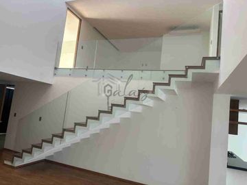 RENTA O VENTA, EXCLUSIVA RESIDENCIA FRENTE A LA UFD!!