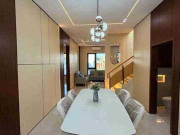 RUMAH MEWAH 2 LANTAI FULL FURNISHED KOREAN STYLE DENGAN BALKON LUAS DI WEDOMARTANI