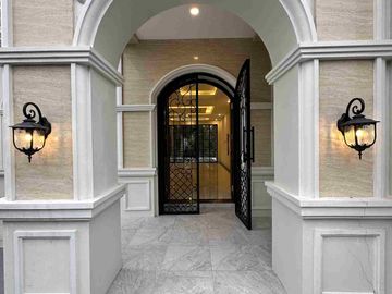 Rumah Baru Luxury American House dalam Komplek elit Jakarta Selatan