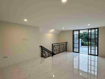 Rumah Baru Luxury American House dalam Komplek elit Jakarta Selatan