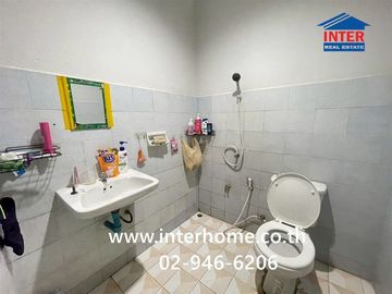 Two-story townhouse, 20 square wah. Located behind Pa Phorn Market, Soi Phaholyothin 52, Intersection 33, Phaholyothin Road, Sai Mai District, Bangkok
