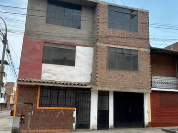 Casa En Esquina En Venta - San Juan De Lurigancho - Mariscal Caceres