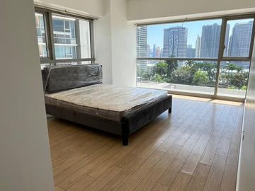 Corner 2-Bedroom Unit for SALE at One Shangri-La Place, Mandaluyong City