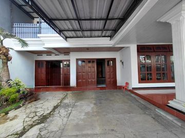 DIJUAL Rumah KokohTerawat 2Lt Include Private Pool Siap Huni Lingkungan Nyaman Dekat Kampus Ternama dan Kawasan Komersial di Jalan Candi