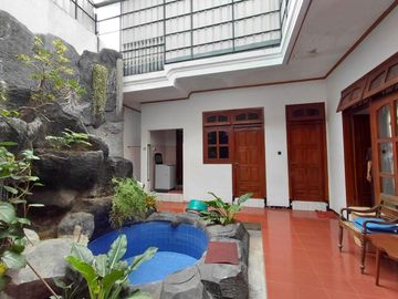 DIJUAL Rumah KokohTerawat 2Lt Include Private Pool Siap Huni Lingkungan Nyaman Dekat Kampus Ternama dan Kawasan Komersial di Jalan Candi