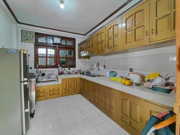 DIJUAL Rumah KokohTerawat 2Lt Include Private Pool Siap Huni Lingkungan Nyaman Dekat Kampus Ternama dan Kawasan Komersial di Jalan Candi