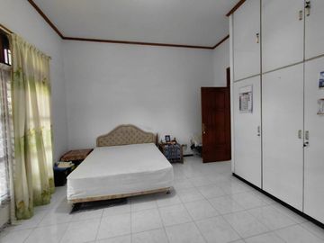 DIJUAL Rumah KokohTerawat 2Lt Include Private Pool Siap Huni Lingkungan Nyaman Dekat Kampus Ternama dan Kawasan Komersial di Jalan Candi