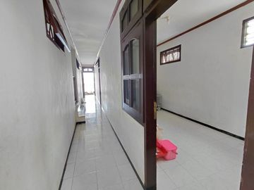DIJUAL Rumah KokohTerawat 2Lt Include Private Pool Siap Huni Lingkungan Nyaman Dekat Kampus Ternama dan Kawasan Komersial di Jalan Candi