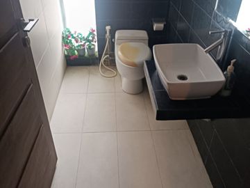 Rumah Luxury Di Kemang Pratama Bekasi, 7 Kamar Tidur & Kolam Renang