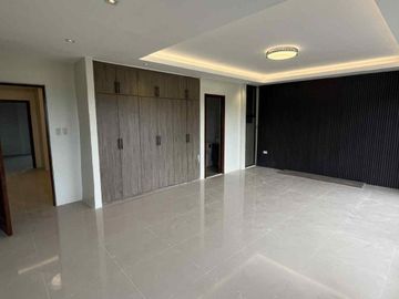 House and Lot for Sale in Pinagbuhatan pasig 6 Bedrooms 3 Storey Single Detached - JB