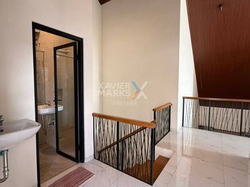 Dijual Rumah Modern Plus Kolam Renang di Blok Depan PBI Araya, Blimbing Kota Malang