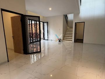 Dijual Rumah Modern Plus Kolam Renang di Blok Depan PBI Araya, Blimbing Kota Malang