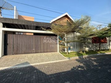 Dijual Rumah Modern Plus Kolam Renang di Blok Depan PBI Araya, Blimbing Kota Malang