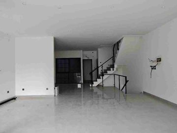 Rumah Baru Modern Siap Huni dalam Townhouse dekat Tol