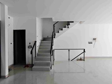 Rumah Baru Modern Siap Huni dalam Townhouse dekat Tol