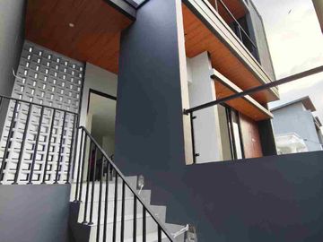 Rumah Baru Modern Siap Huni dalam Townhouse dekat Tol