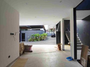 Rumah Baru Modern Siap Huni dalam Townhouse dekat Tol