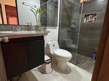 Venta de Casa Bifamiliar con local en el Barrio Aranjuez en Cali